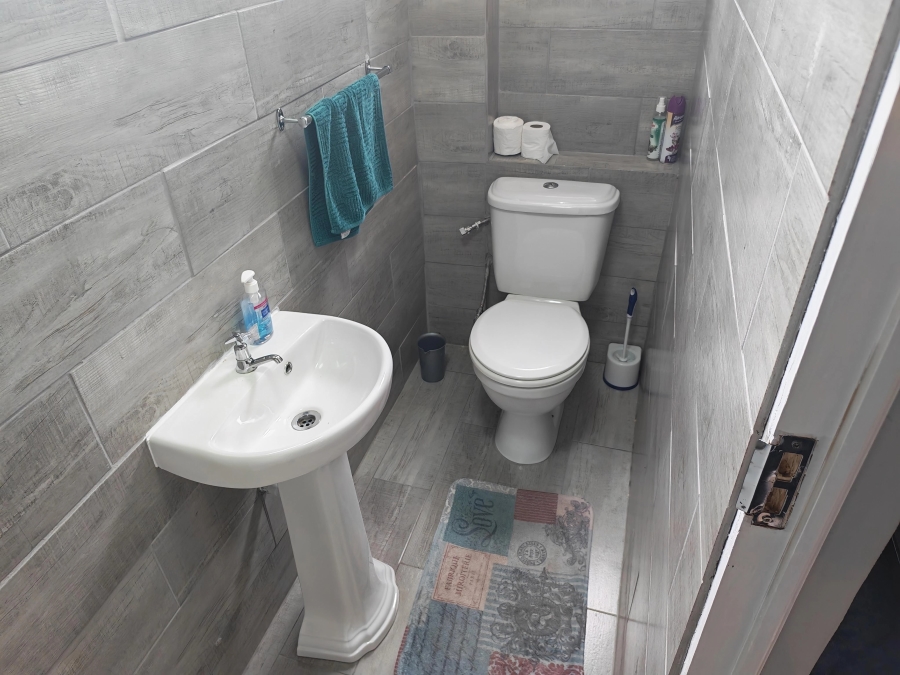 4 Bedroom Property for Sale in Gustrouw Western Cape